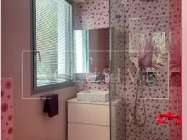 Exclusiva villa de lujo con tecnología de vanguardia y jardines exóticos en la