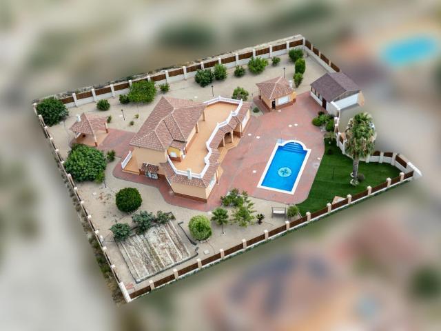 Exclusiva Villa de Lujo en 5 habitaciones y parcela de 2018 metros en Campos del Río — Lista para Entrar a Vivir