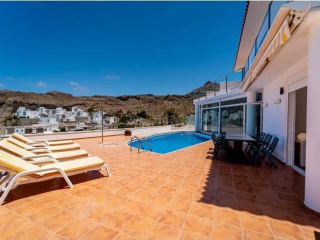 Exclusiva villa en Avenida Lechugal, Tauro