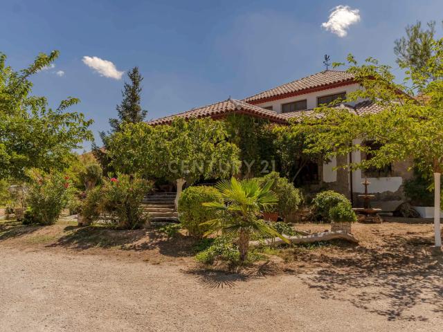EXCLUSIVA VILLA EN HUELMA