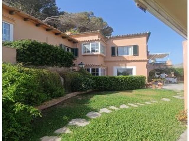 Exclusiva Villa en Primera Línea de Mar con Vistas Panorámicas al mar