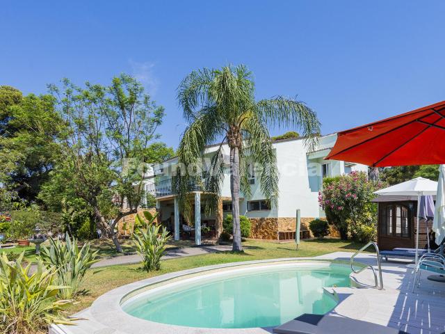 Exclusiva villa familiar con bonitas vistas, jardines consolidados y piscina en Náquera, Valencia
