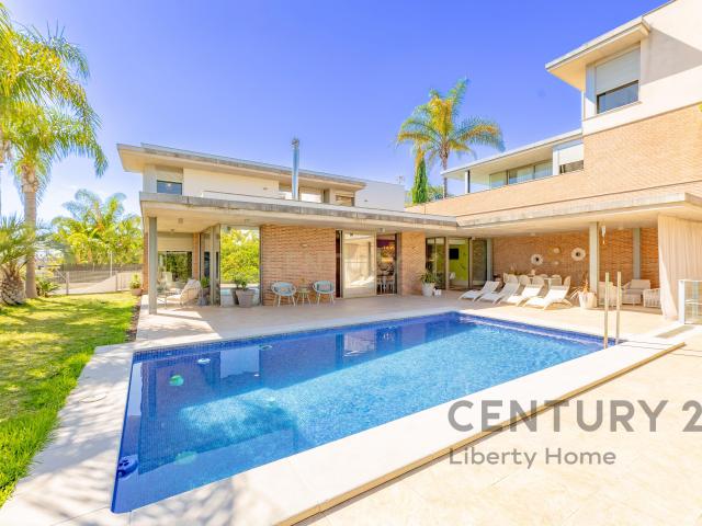 Exclusiva villa familiar en Torre en Conill, junto a colegios internacionales y campo de golf