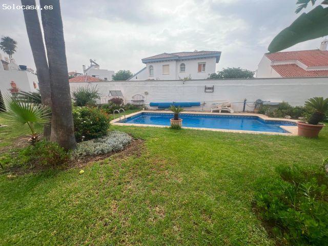 Exclusiva villa independiente en segunda línea de playa con impresionantes vistas al mar y la montañ