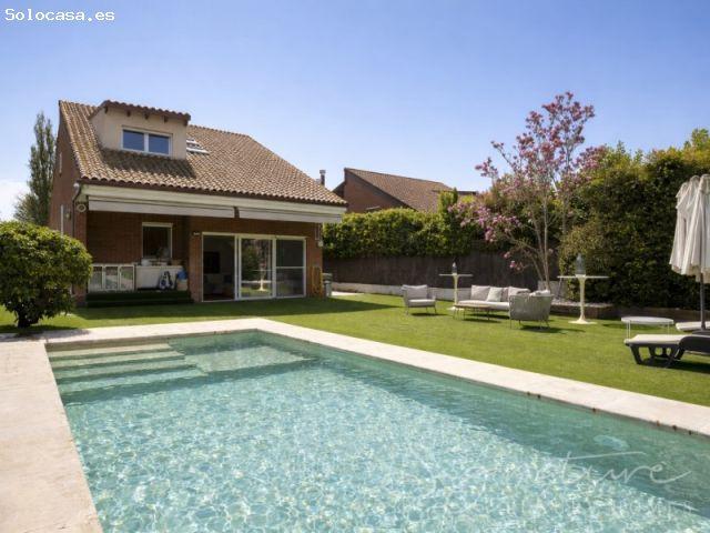 Exclusiva villa recién reformada de grandes dimensiones con piscina privada y
