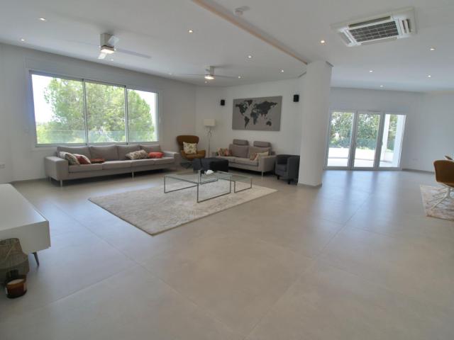 Exclusiva Villa Unifamiliar en Parcela de 30.912 m2 – Elche