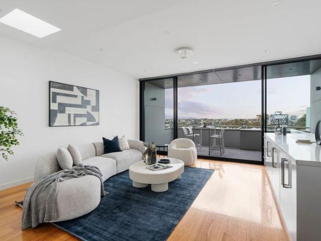 Exclusive 3 Bedroom Residence in Edgewater – ! First Month Rent Free !