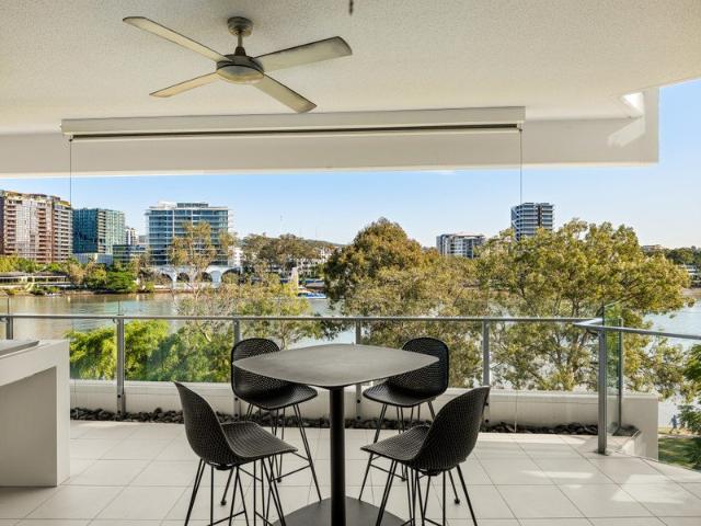 EXCLUSIVE 3 BEDROOM + Study RIVERFRONT RESIDENCE
