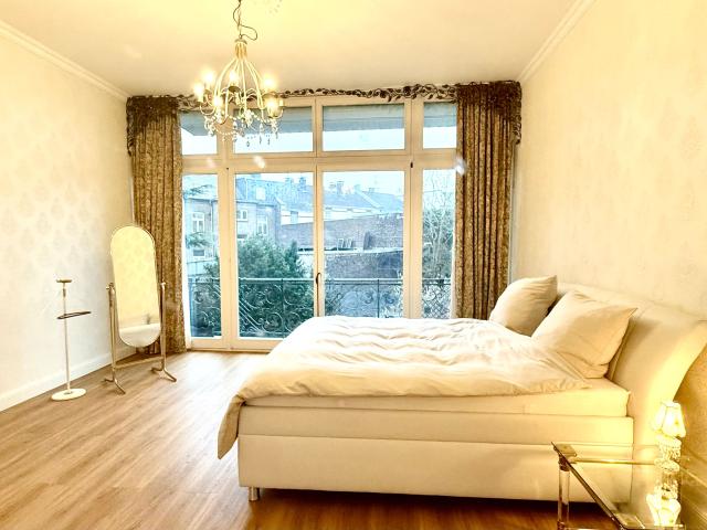 Exclusive 100m apartment with antique furnishings in Bonn's historic old town