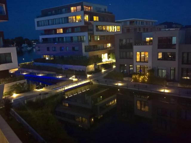 Exclusive 2 Bedroom Apartment in Beautiful Surroundings, Berlin Amsterdam Apartments for Rent