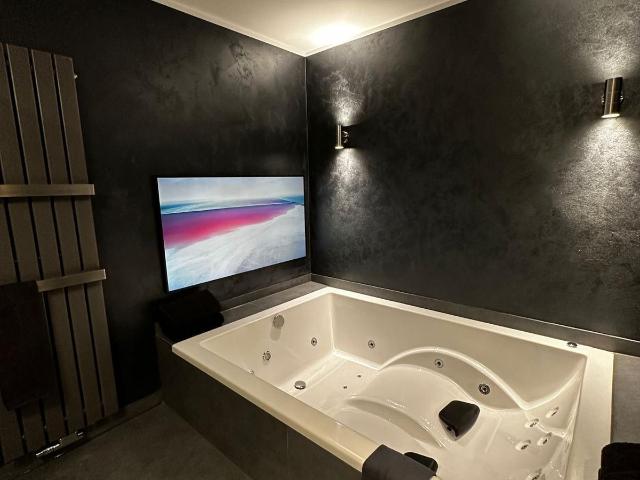 Exclusive 2 Room Designer Apartment with Luxury Features – Lange Reihe