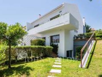 Exclusive 6 Bedroom Villa with Pool and Garden in Alvalade