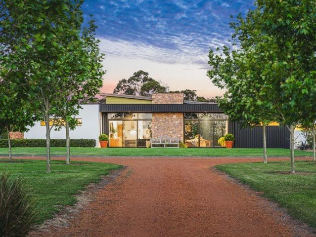 EXCLUSIVE COUNTRY ESTATE IN BURNSIDE