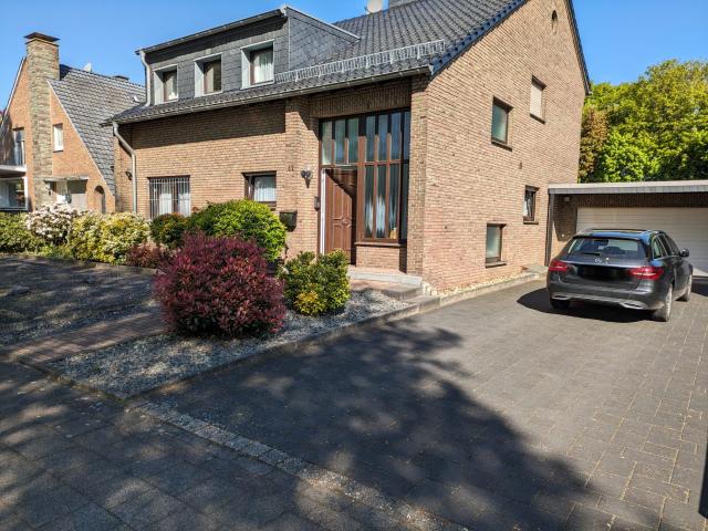 Exclusive Accommodation in a prime Location – Newly renovated ground floor apartment 93 m² in a detached two family house in Mönchengladbach