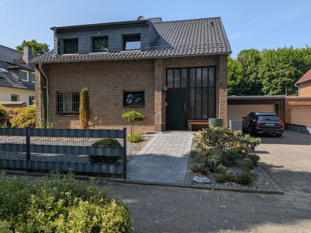 Exclusive Accommodation in a prime Location – Newly renovated ground floor apartment 93 m² in a detached two family house in Mönchengladbach, Monchengladbach Amsterdam Apartments for Rent