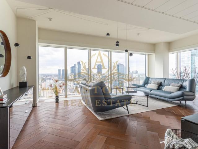 Exclusive apartment on 25th floor on Złota 44