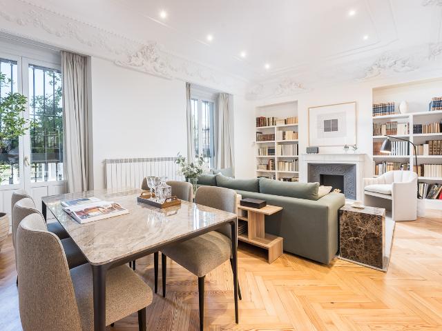 Exclusive apartment with private gym facing the Royal Palace