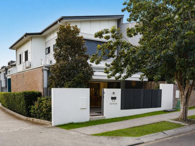 EXCLUSIVE BOUTIQUE TOWNHOME WITH NO BODY CORPORATE FEES