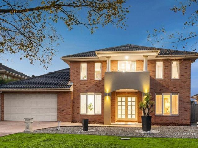 Exclusive Golf Course Luxury in Sanctuary Lakes' Prestigious Gated Jardin Estate!