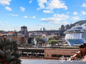 Exclusive Designer Apt with Harbour Bridge Glimpses in the Heart of Quay Quarter
