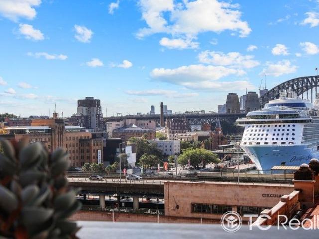 Exclusive Designer Apt with Harbour Bridge Glimpses in the Heart of Quay Quarter