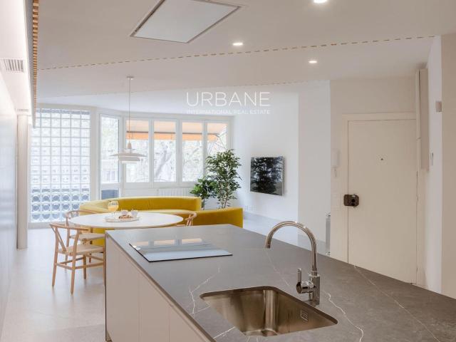Exclusive Designer Apartment with Parking on Paral·lel – Temporary Rental