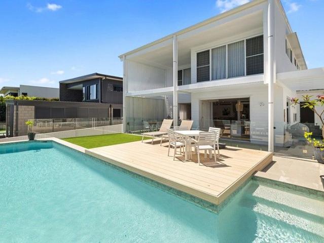 EXCLUSIVE DESIGNER HOME ON BUDERIM'S NORTH EAST ESCARPMENT!