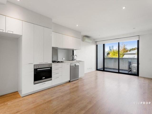 Exclusive Entertainer with a Picturesque Aspect
