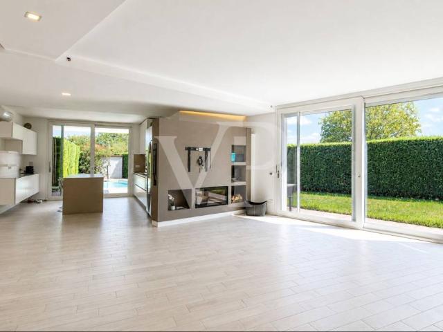Exclusive end of row villa with a pool just outside Vicenza