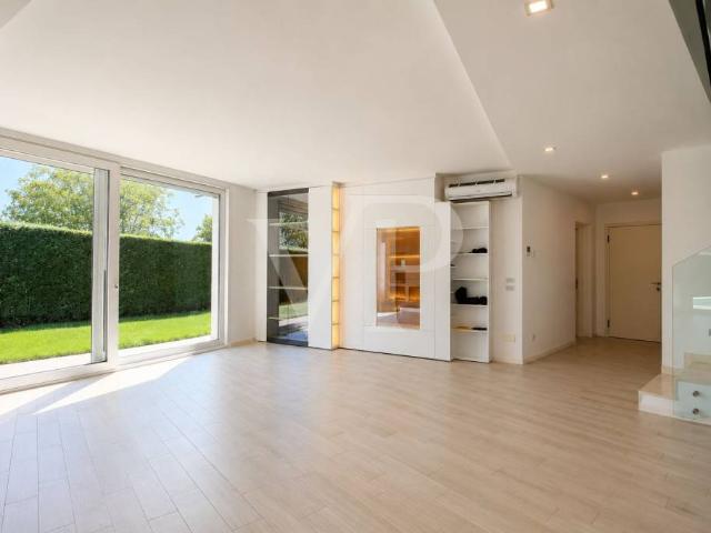 Exclusive end of row villa with a pool just outside Vicenza