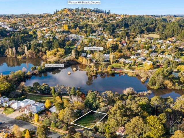 Exclusive elevated lakeside landholding
