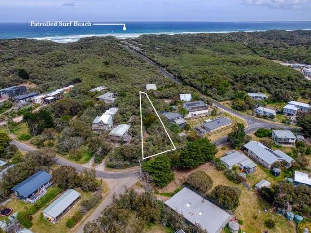 EXCLUSIVE LOCATION BACKING ONTO BEACH 1 RESERVE