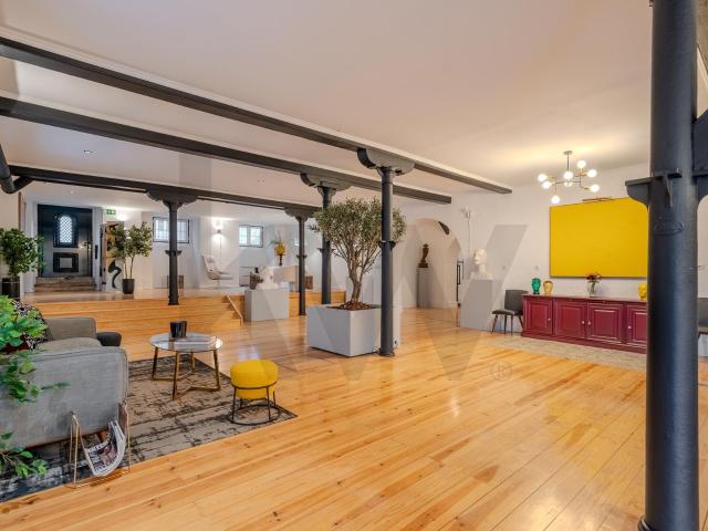 330m² Loft with Industrial Character in Alcântara