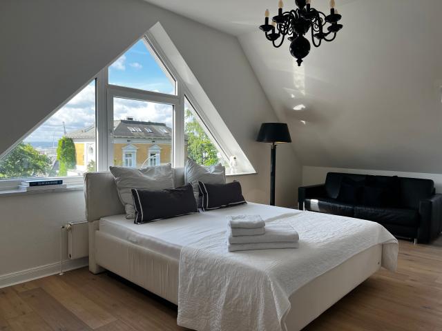 Exclusive Living on Elbchaussee – Your Duplex Dream Home with Maritime Flair