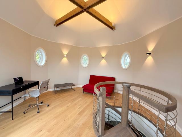 Exclusive living on the Alster –Fully renovated & fully furnished maisonette apartment with sky deck and parking space in a prime location