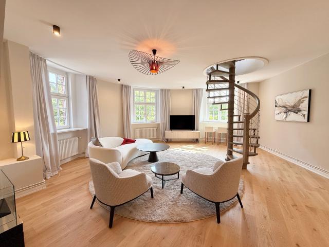 Exclusive living on the Alster –Fully renovated & fully furnished maisonette apartment with sky deck and parking space in a prime location