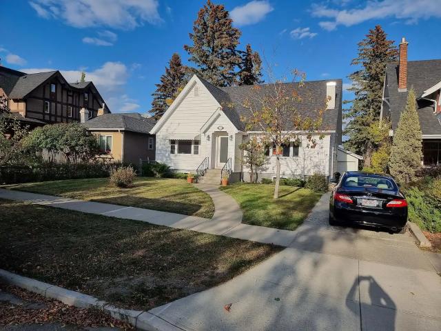 EXCLUSIVE Scarboro bungalow! City view. Steps to LRT, DT, & great schools!. — 3 Bedrooms+ Den House