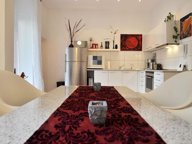 exclusive, sehr ruhige Etagenwohnung, im Inviertel Unterbilk Hafen, mit Balkon, Dusseldorf Amsterdam Apartments for Rent