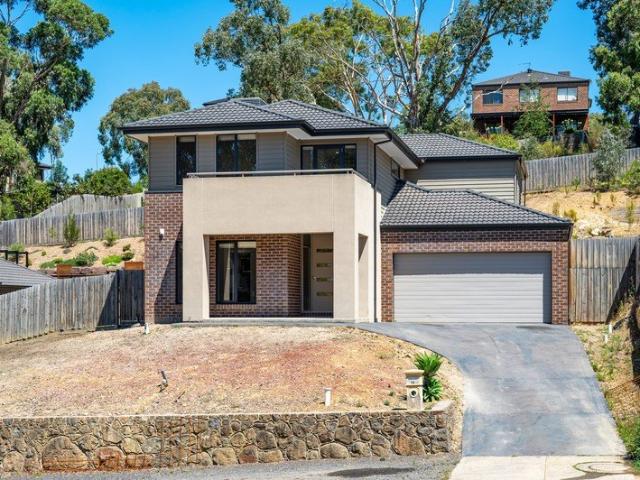 Exclusive Spacious House Near Diamond Creek and Wattle Glen train stations