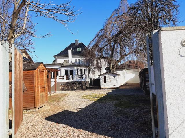 Exclusive Stadtvilla mit 4 Wohneinheiten & Ausbaureserve +Privat