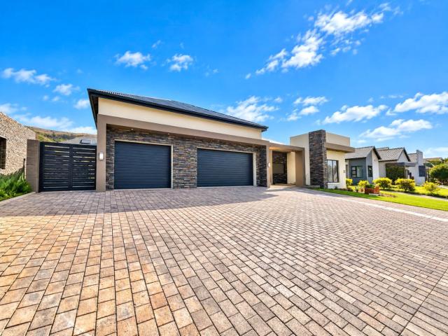 Exclusive Resort Style Living: Luxury 3 Bedroom Family Retreat in Brigadoon Estate