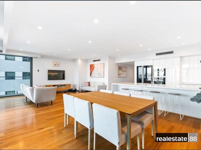 EXCLUSIVE WATERFRONT LIFESTYLE!