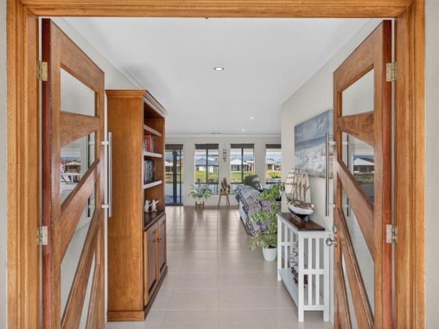 Exclusive Waterfront Living on 2,008m²