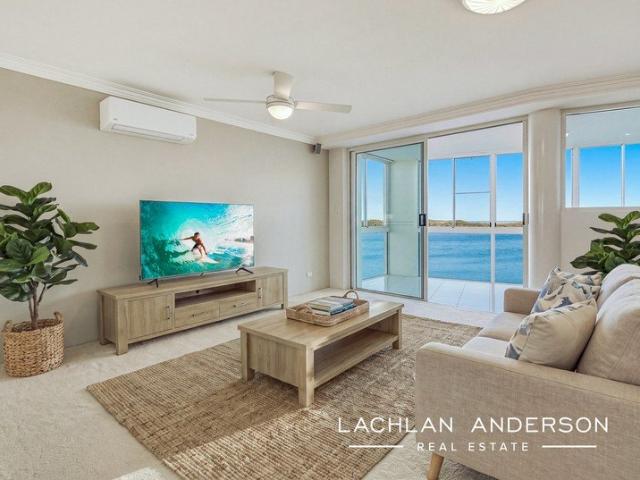 EXCLUSIVE WATERFRONT PENTHOUSE PROVIDING BREATHTAKING VIEWS
