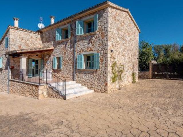Exclusive townhouse in Sineu available for long term rent—large pool, garden, and panoramic views of the Tramuntana Mountains