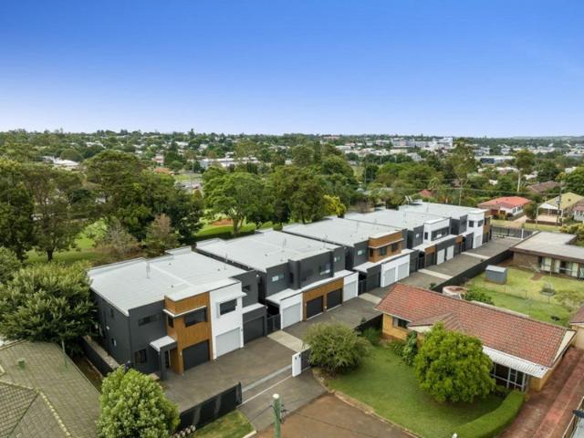 EXCLUSIVE TOWNHOUSE