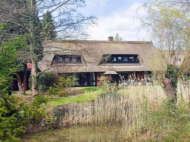 Exclusive Thatched Roof House in Heidedorf – Fully Furnished | Sauna | Near Golf Course | Former Film Set | Temporary Rental from 6 Months