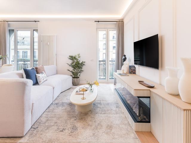 Exclusive three bedroom apartment on Calle de Conde de Peñalver