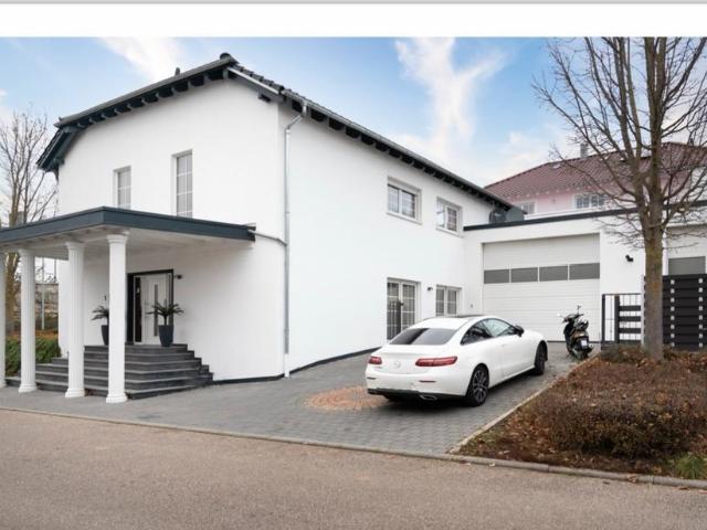 EXCLUSIVE VILLA MIT LAGERHALLE, DOPPELGARAGE UND EINLIEGERWOHNUNG