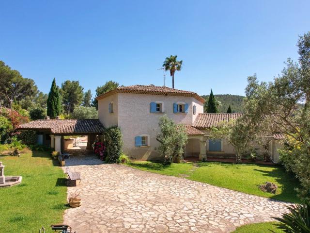 Exclusivement répertoriée, cette propriété d’exception à Sai. 380m² Saint Cyr Sur Mer